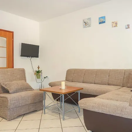 Domagoj - Mlk320 By Interhome *
